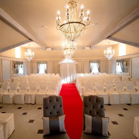 Hotel & 4*