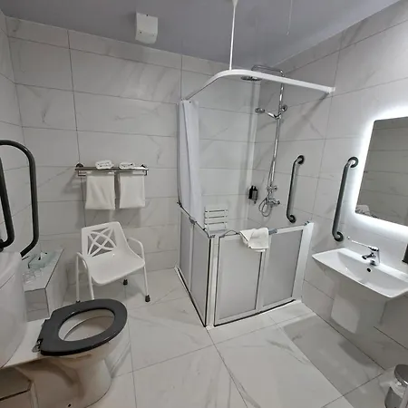 Hotel & 4*